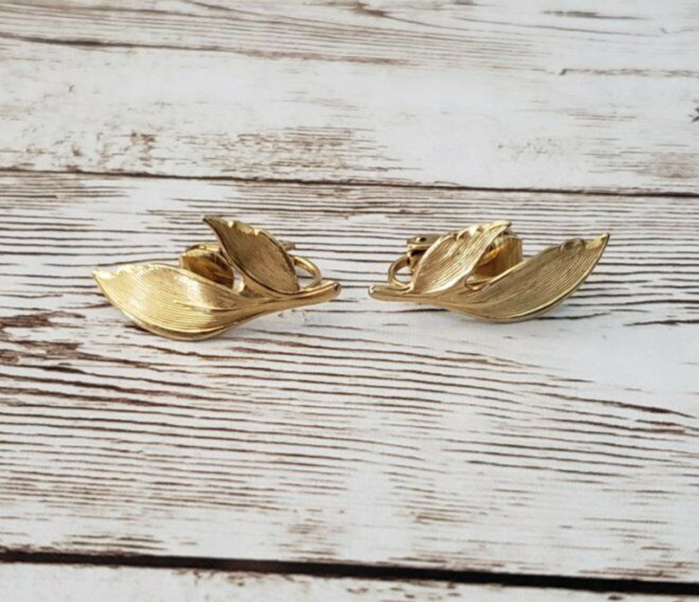 Vintage Clip On Earrings - 1" x 0.5" Two Leaf Gold Tone Very Pretty - Fall Theme